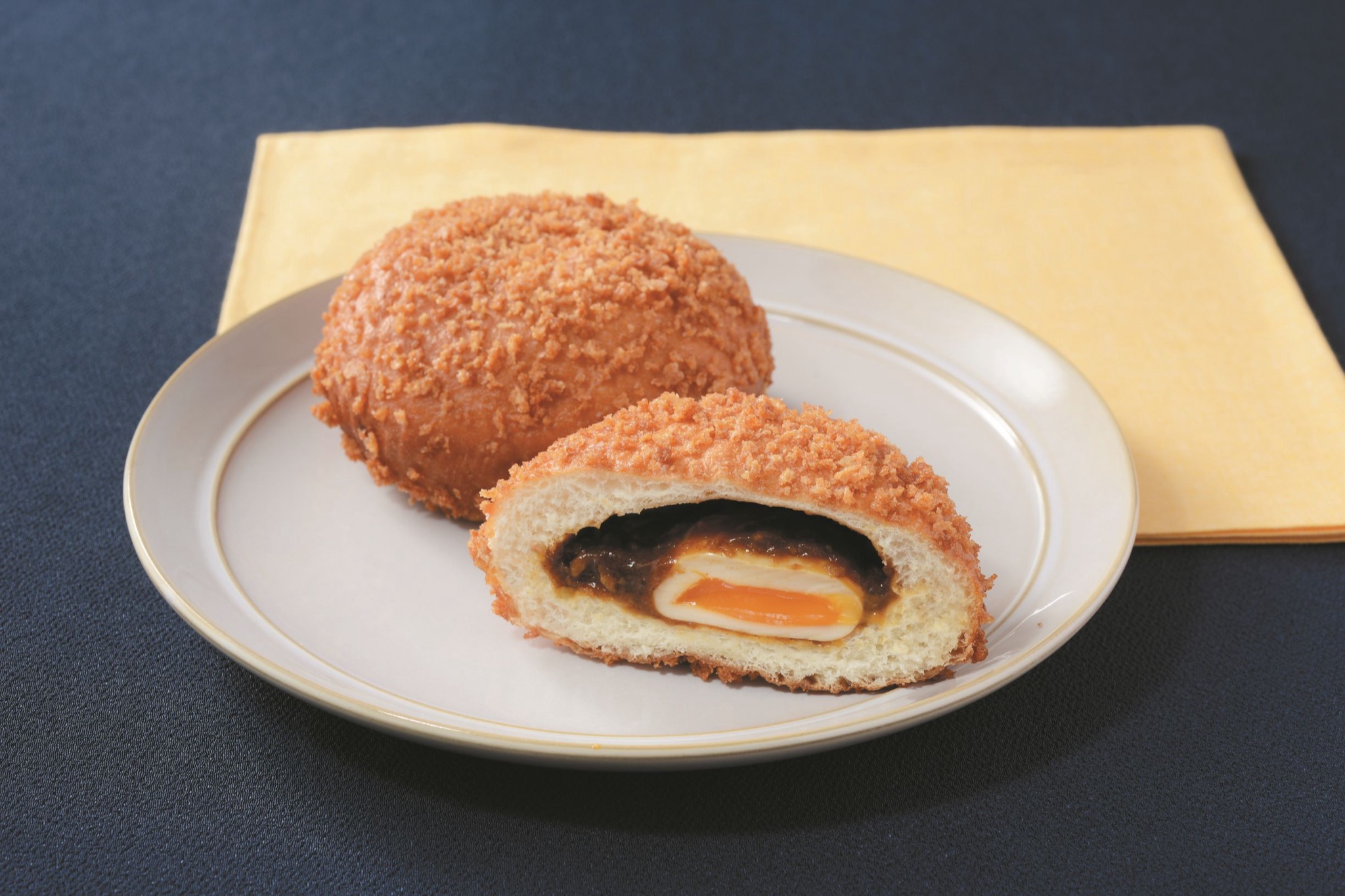 ローソン「とろ～り月見カレーパン」