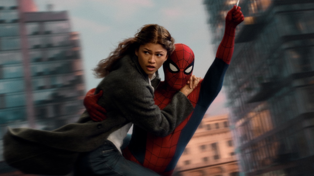 スパイダーマンに抱えられて空を移動するMJ