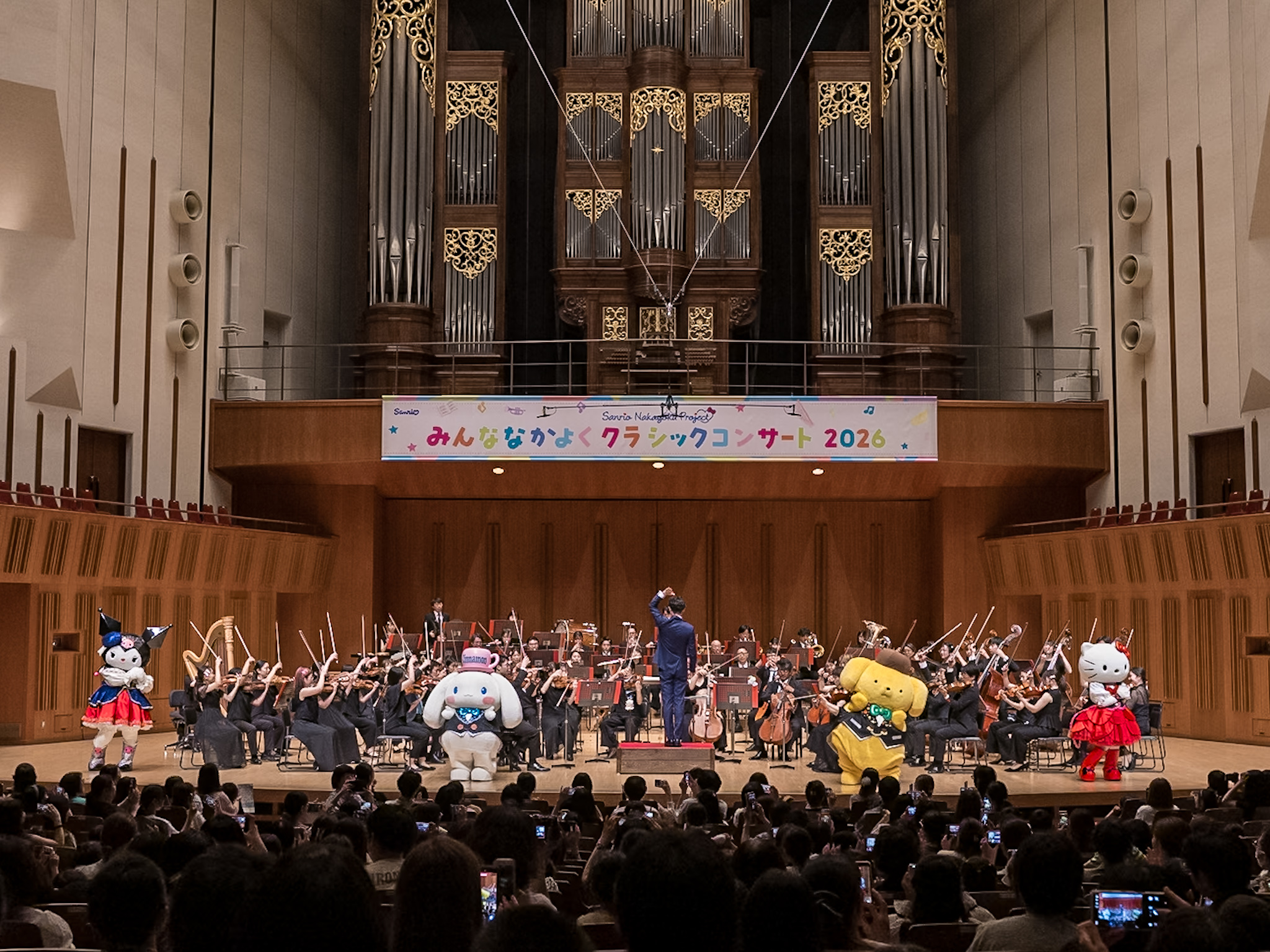 「KAWAII FESTIVAL」の演奏にあわせてキャラクターたちがダンスを披露