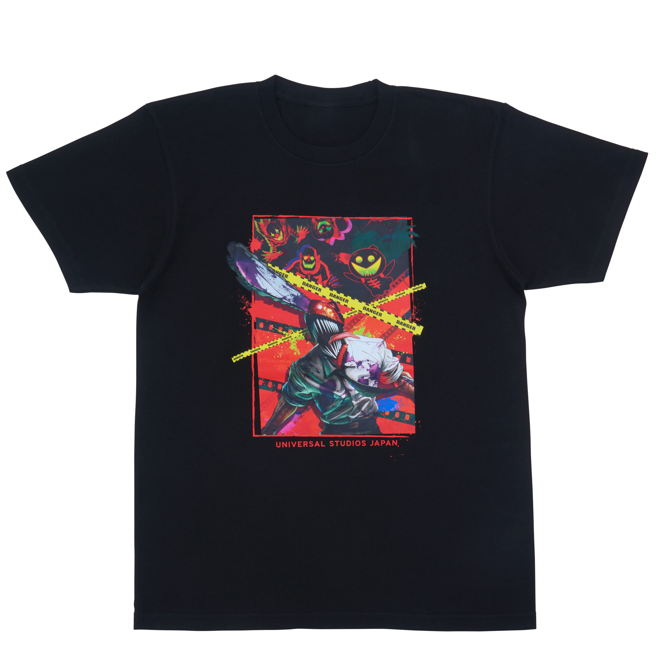 黄と黒のDANGERテープが交差するチェンソーマンのプリント全体が広がる黒い半袖Tシャツ