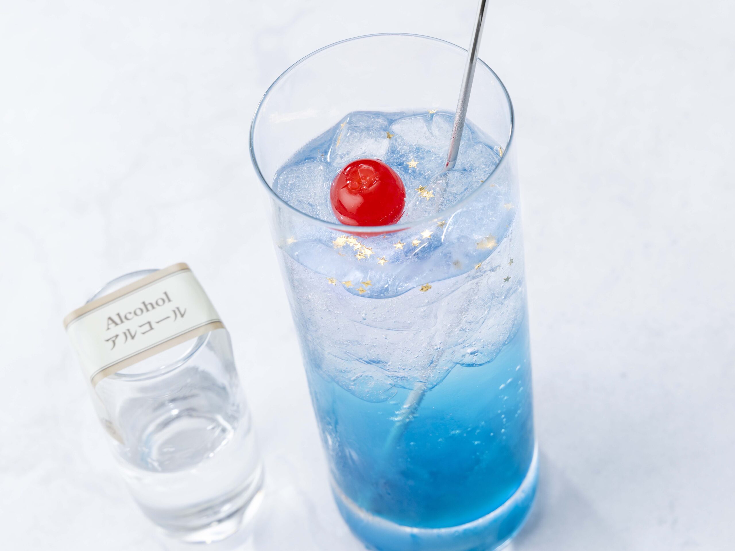 スパークリングカクテル(ラム、ブルーシロップ&パイナップルシロップ)