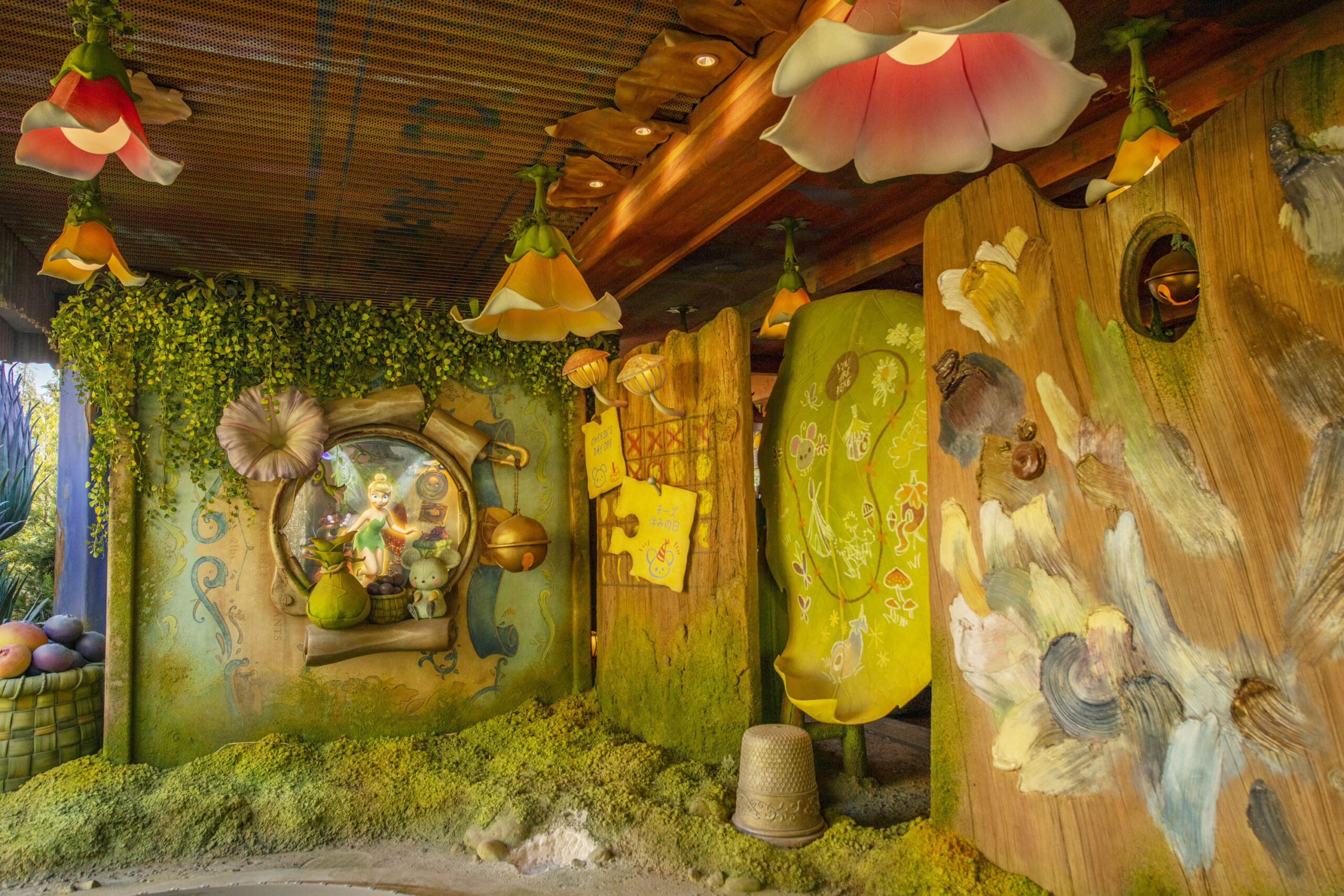 Tinker Bell's Officeの窓に登場するティンカーベル