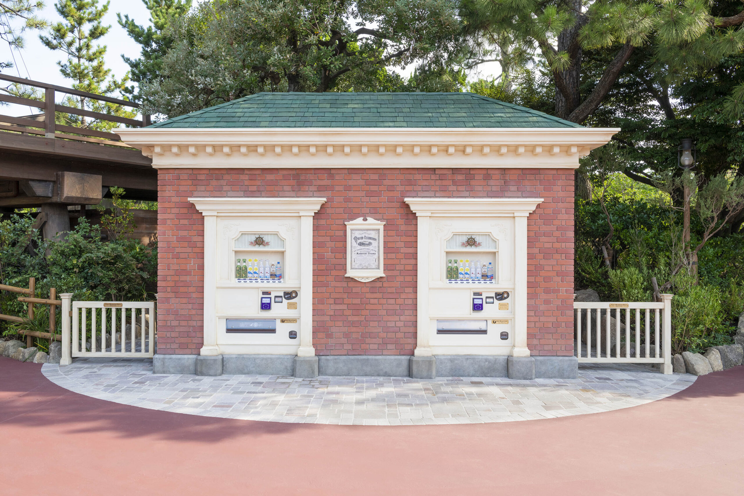 東京ディズニーリゾートのペットボトル飲料自動販売機