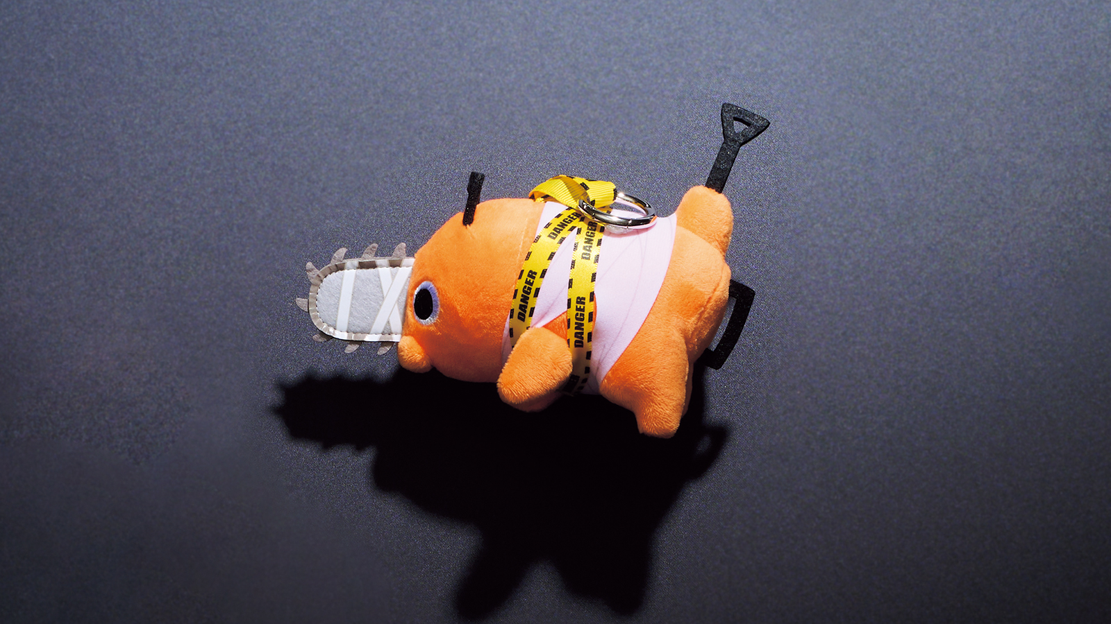 ミイラ仮装をしたオレンジ色のポチタのぬいぐるみキーチェーンを横から写したカット