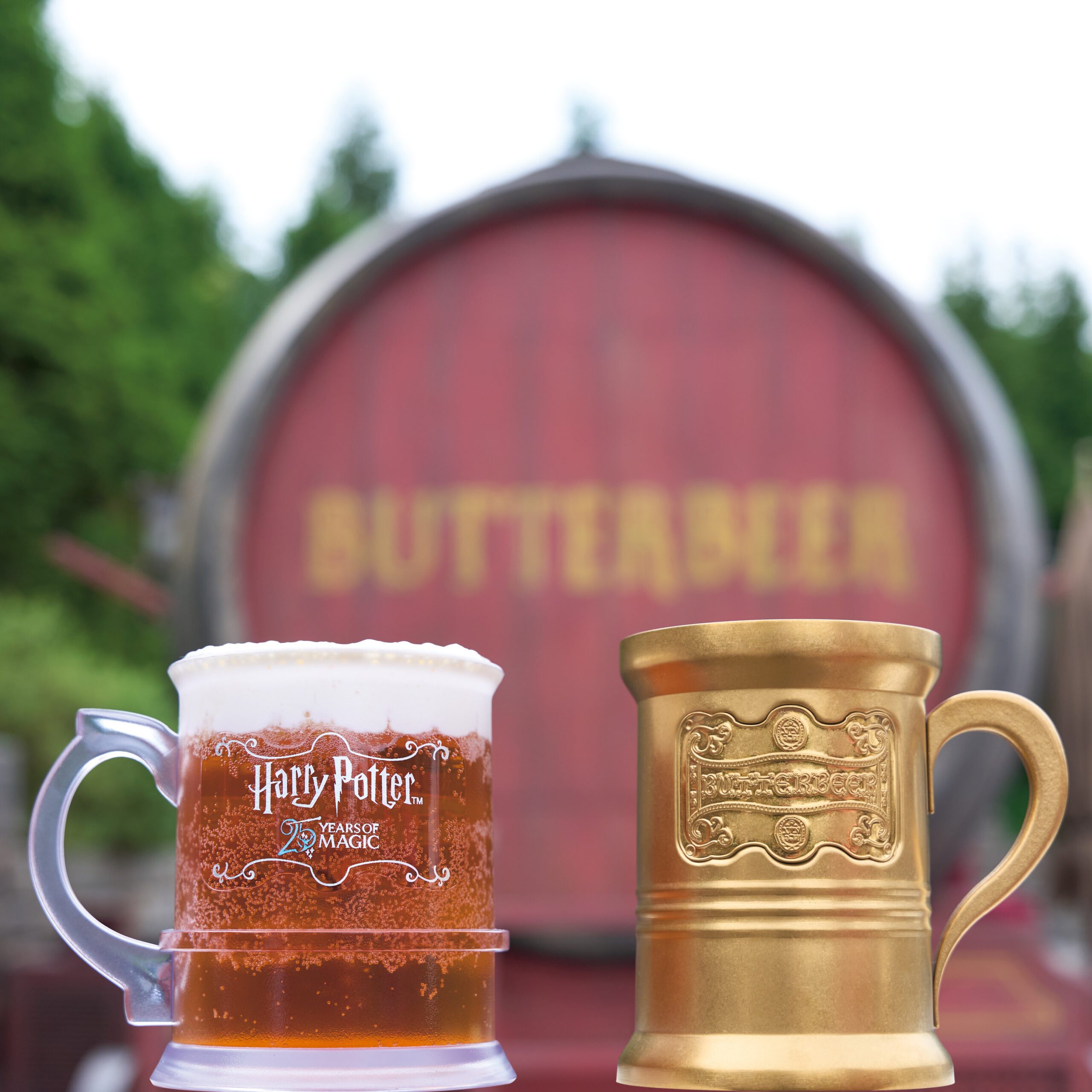 25周年ロゴ入りマグカップと金色のバタービールマグカップ