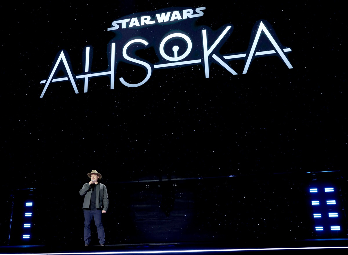 AHSOKAのロゴを背にDisney Entertainment Showcaseのステージに立つデイヴ・フィローニ