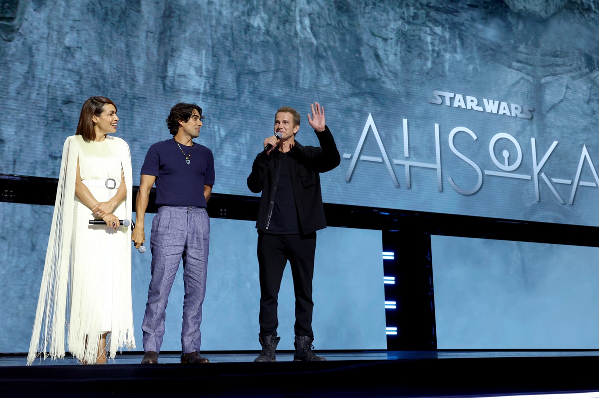AHSOKAのロゴを背にDisney Entertainment Showcaseに登壇したロザリオ・ドーソン、エマン・エスファンディ、ヘイデン・クリステンセン