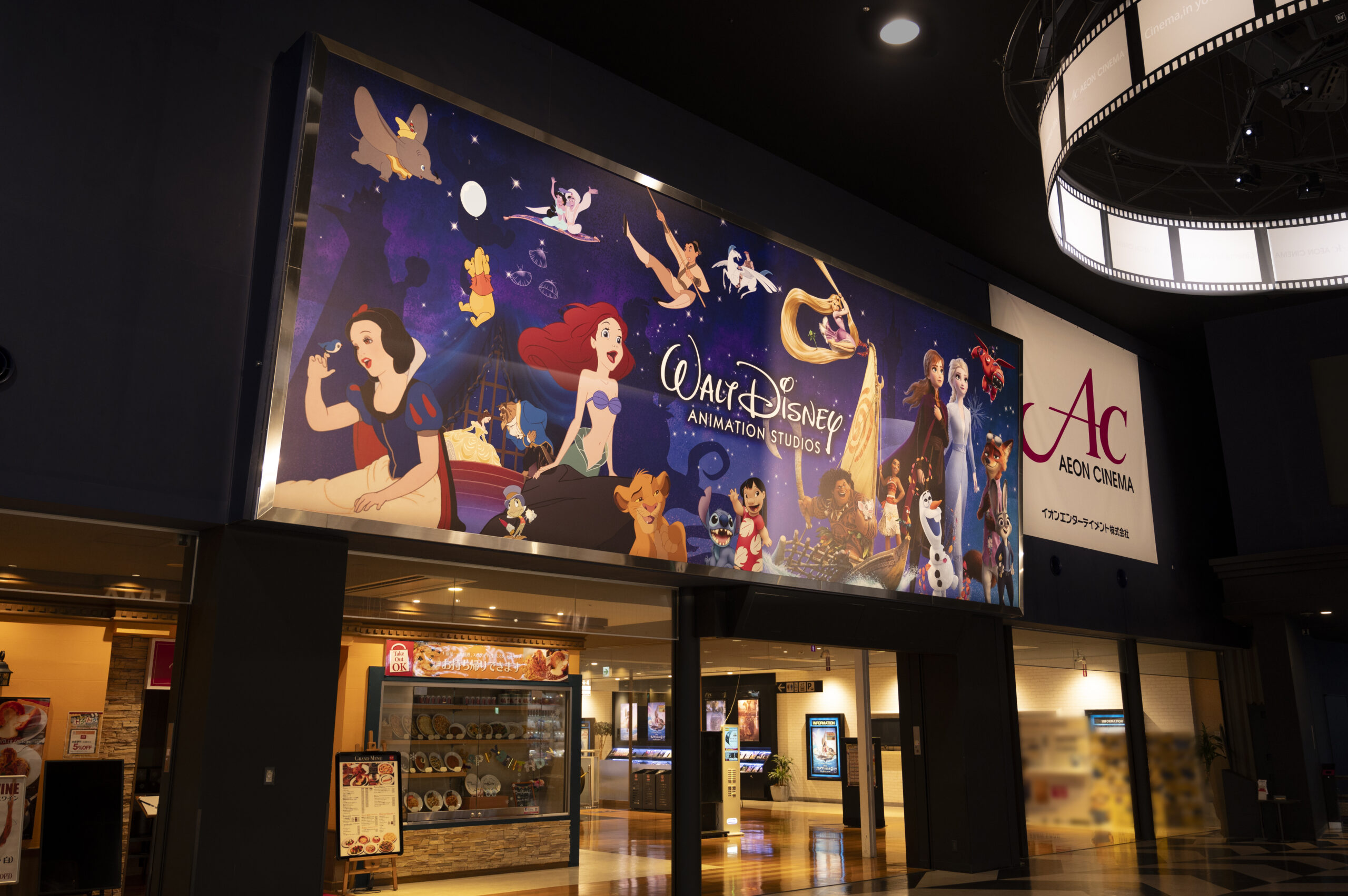 イオンシネマ板橋の特大オリジナルアート「シーニック」