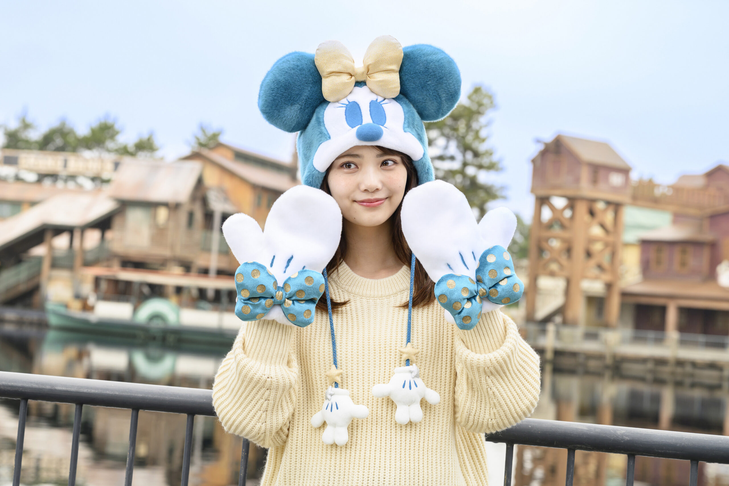 白いミトンを両手にはめた着用イメージ