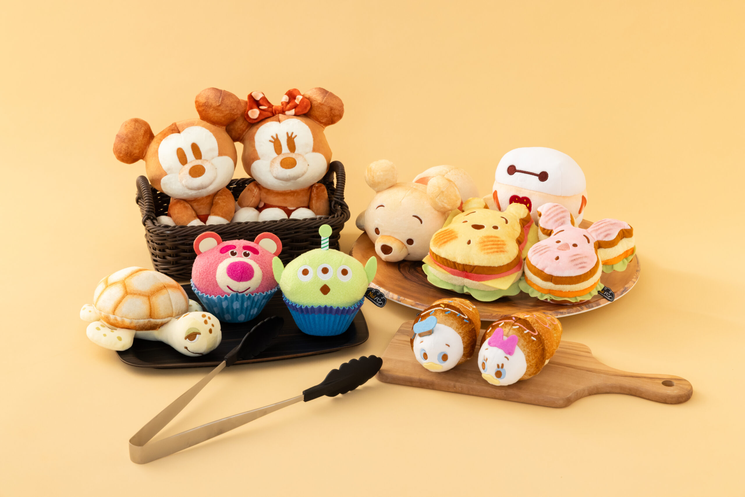 Nuiパン 第1弾のミッキーマウスやプー、クラッシュたちが並ぶ