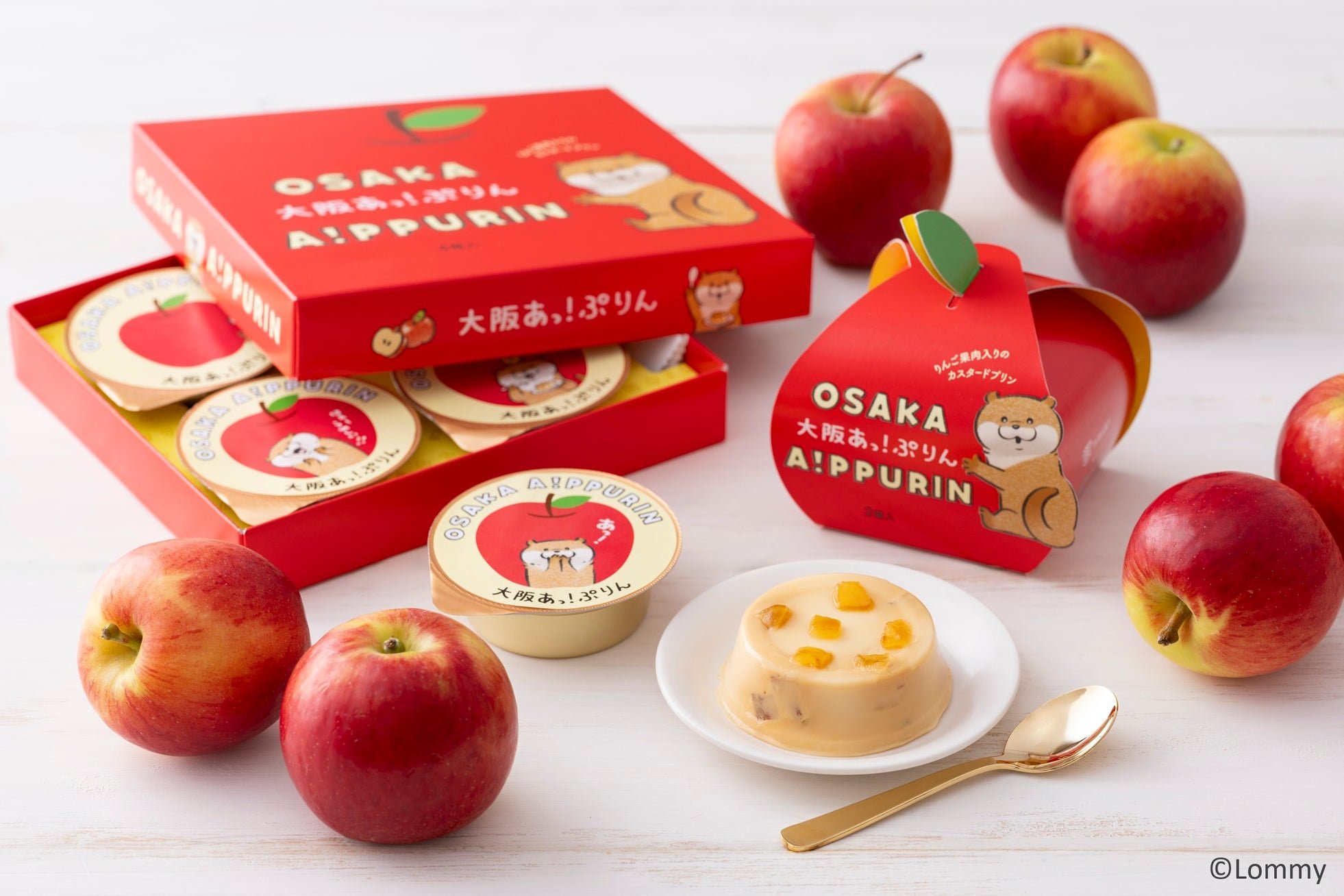 大阪あっ!ぷりんの化粧箱とプリン、りんごの盛り合わせ