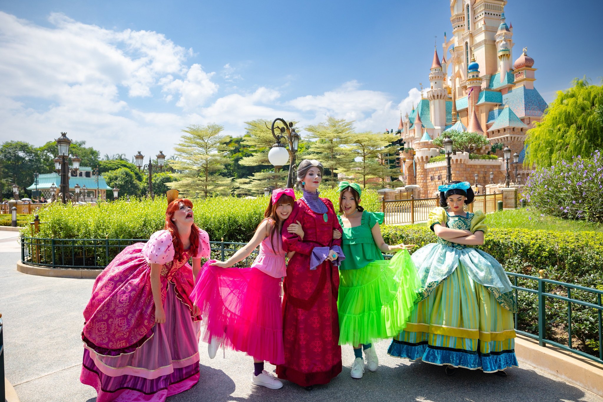 仮装したゲストとディズニー・ヴィランズ