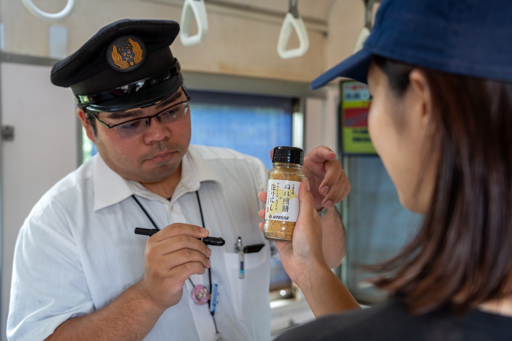 乗務員に商品を提示する様子