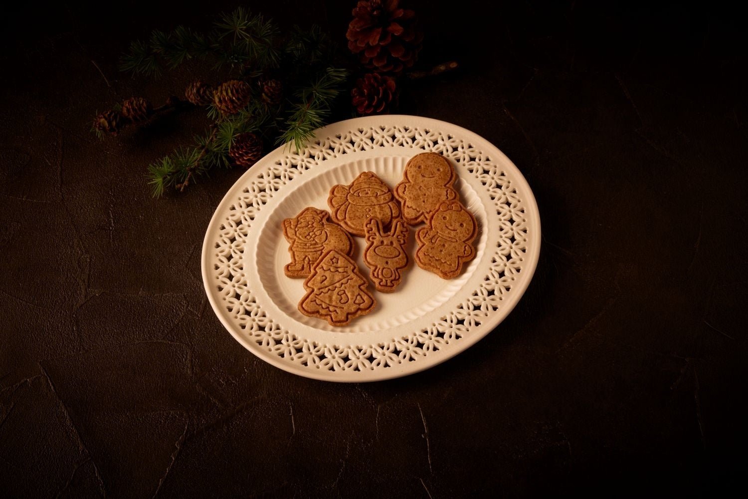 クリスマスツリーやサンタなど型抜きのクリスマスクッキー