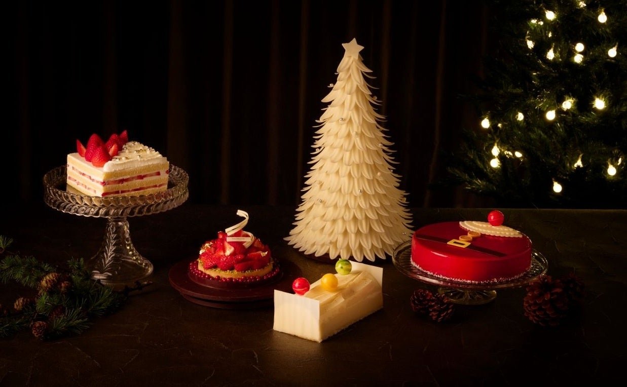 4種類のクリスマスケーキとホワイトチョコレートツリーの集合カット