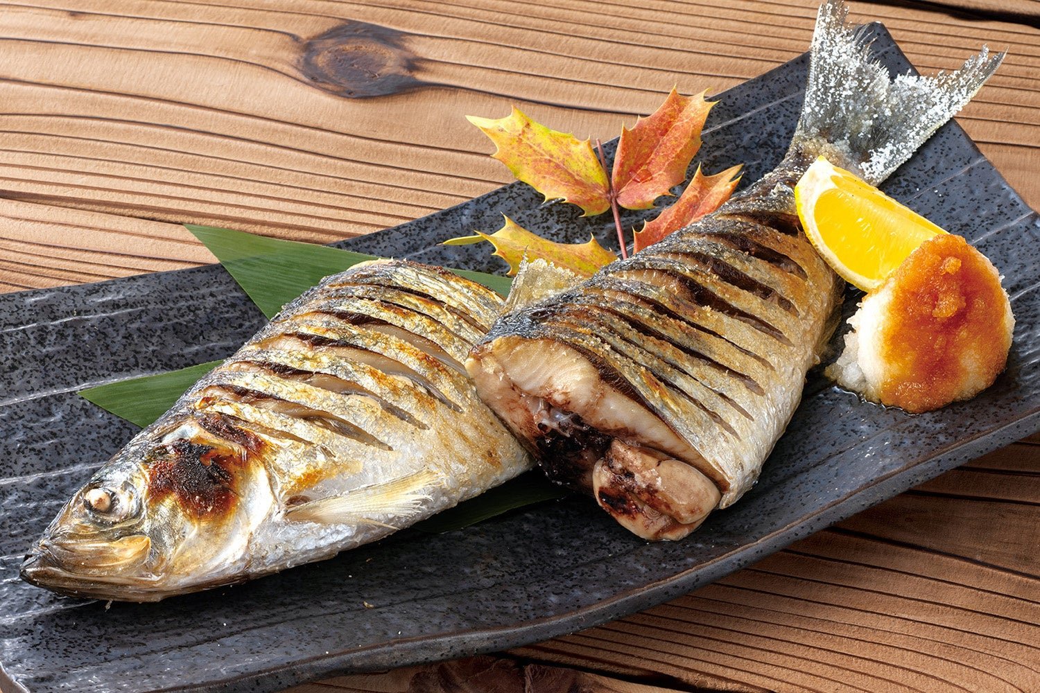 尾びれに化粧塩を施したにしんの塩焼き