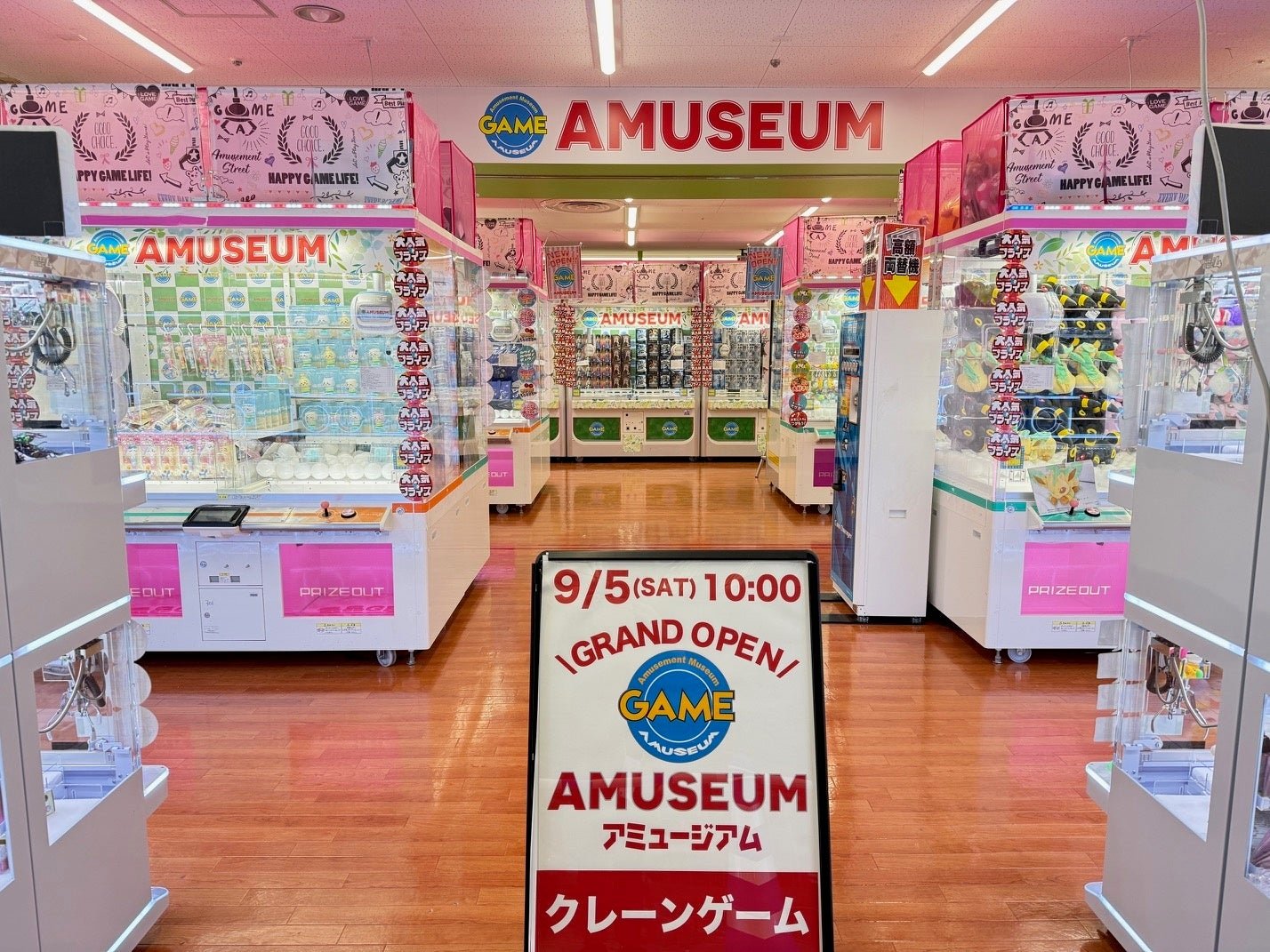 アミュージアムMEGAドン・キホーテ浜松可美店の店内に並ぶクレーンゲーム機