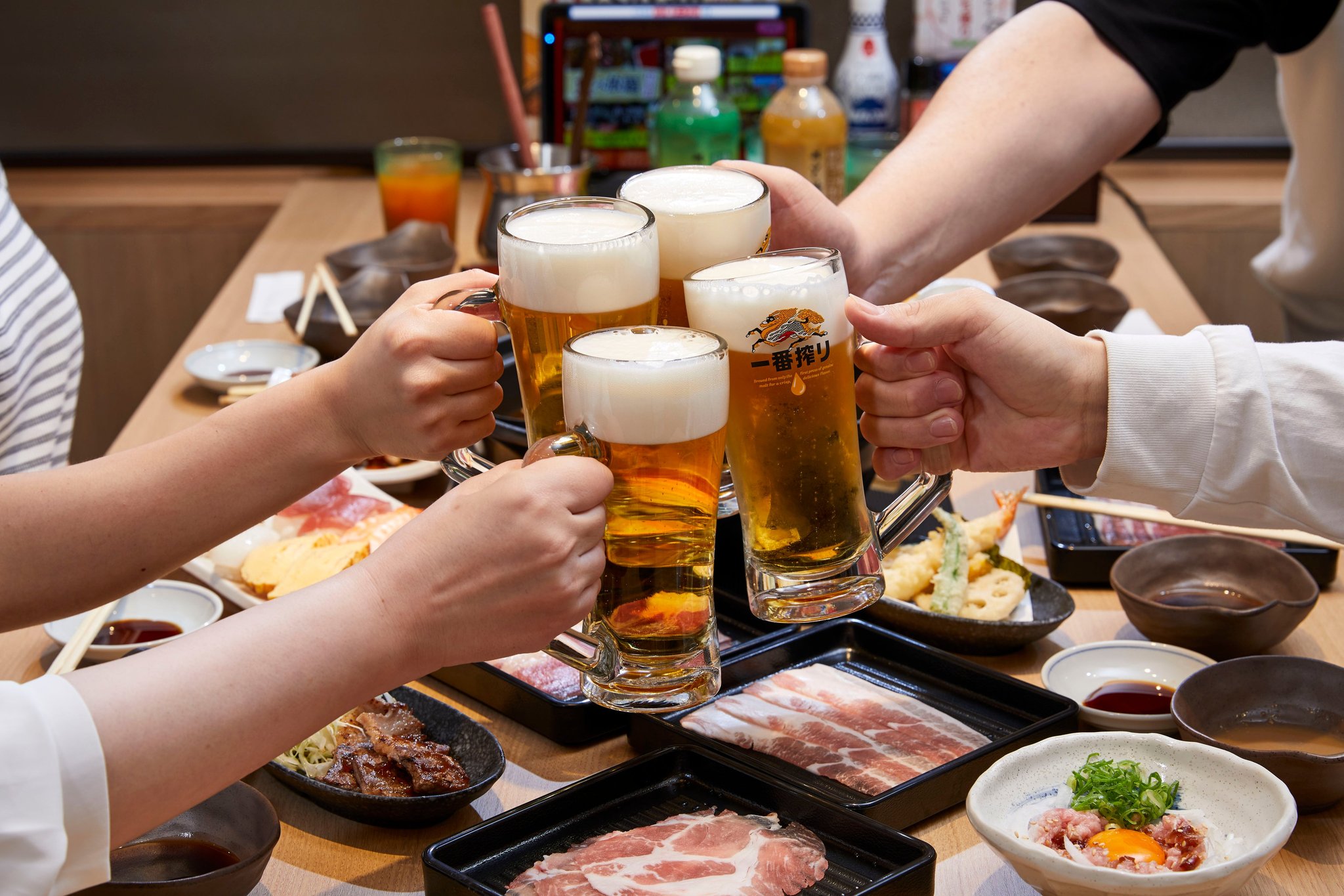 生ビールで乾杯する食べ放題の食事風景