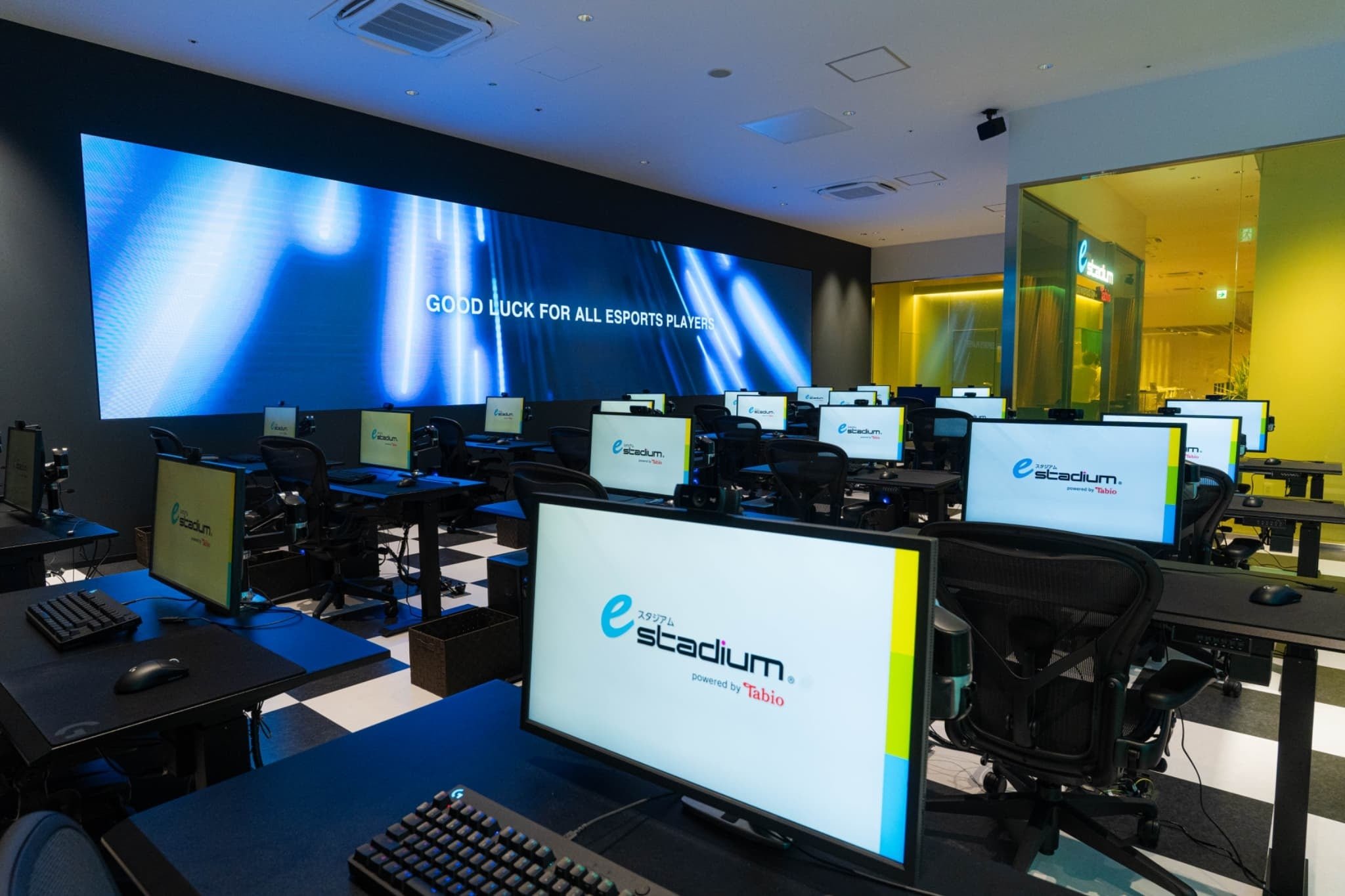 eスタジアムなんば本店の店内、LEDビジョンとゲーミングPCブース