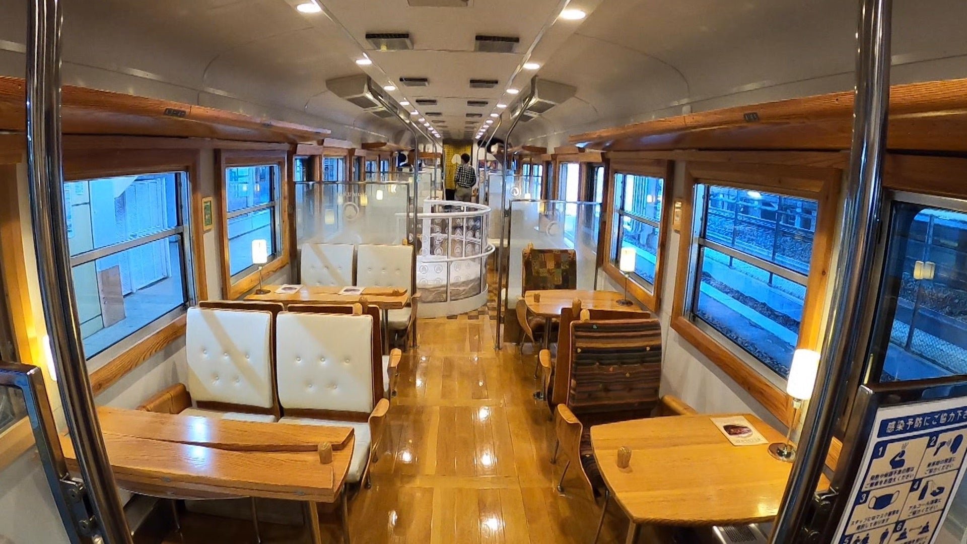 旅するレストラン５２席の至福（車内）