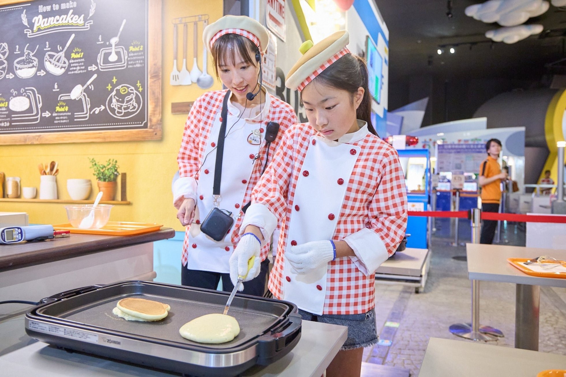 「パティシエ体験」でホットケーキを焼く様子