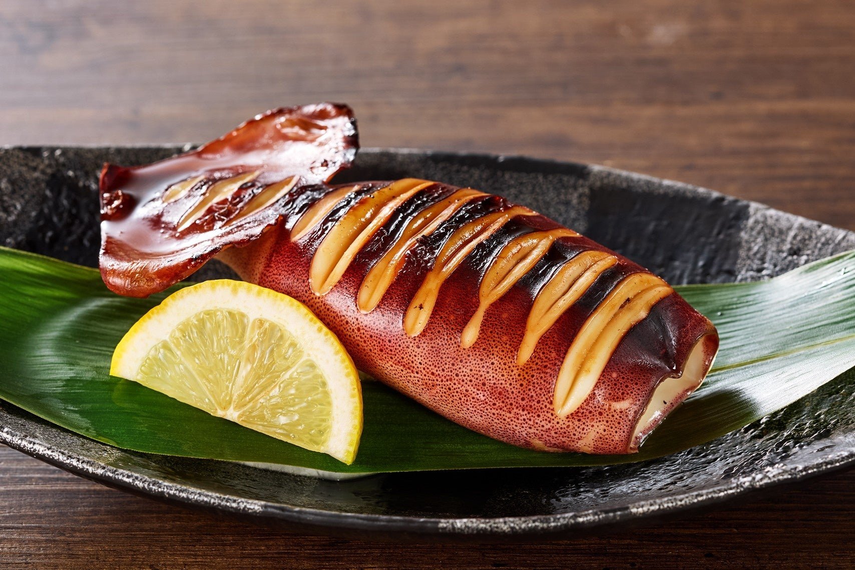 レモンを添えたイカの姿焼き