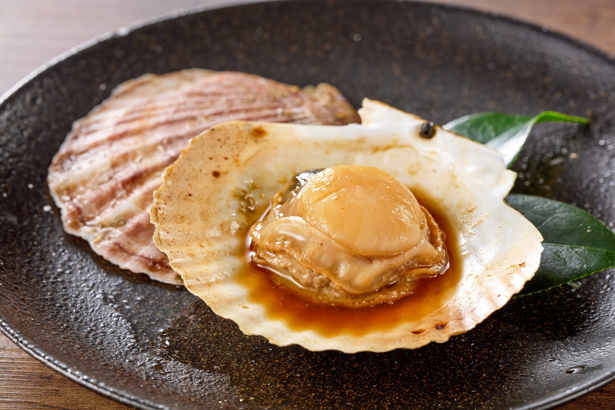 貝殻を器にした網焼きホタテ
