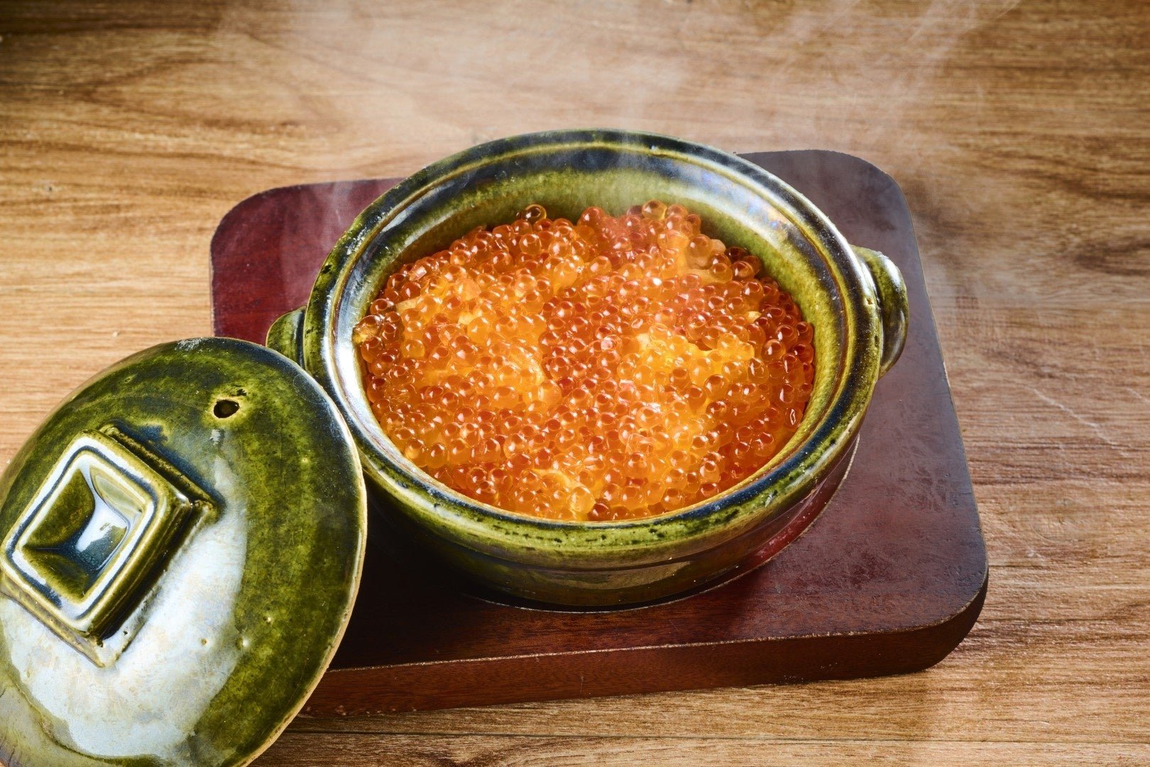 鉄板いか肝バター / 鮭とイクラの土鍋ご飯 790円(税込869円)/1~2名様向け