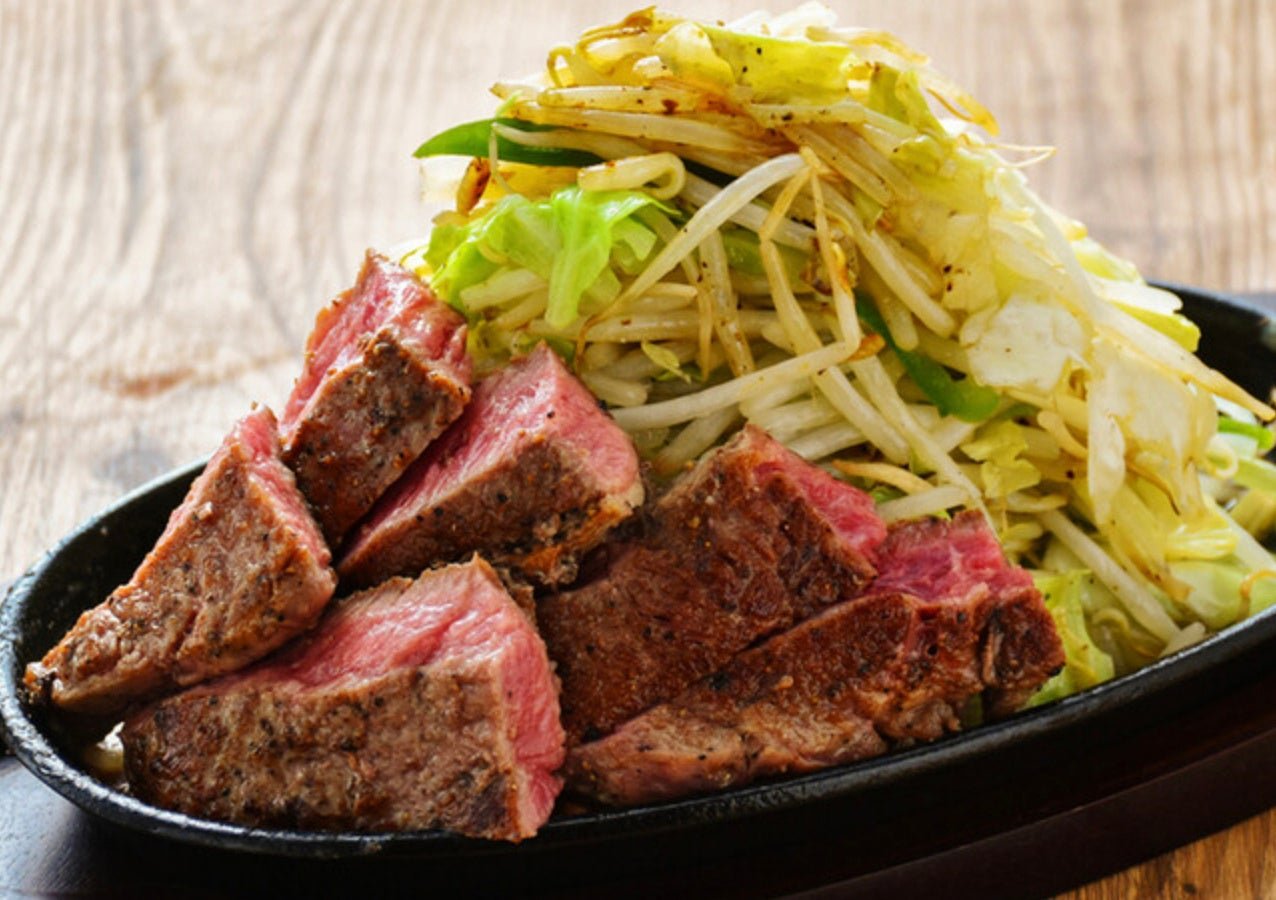 肉と炒め野菜 ステーキロッヂの厚切りレアステーキと炒め野菜