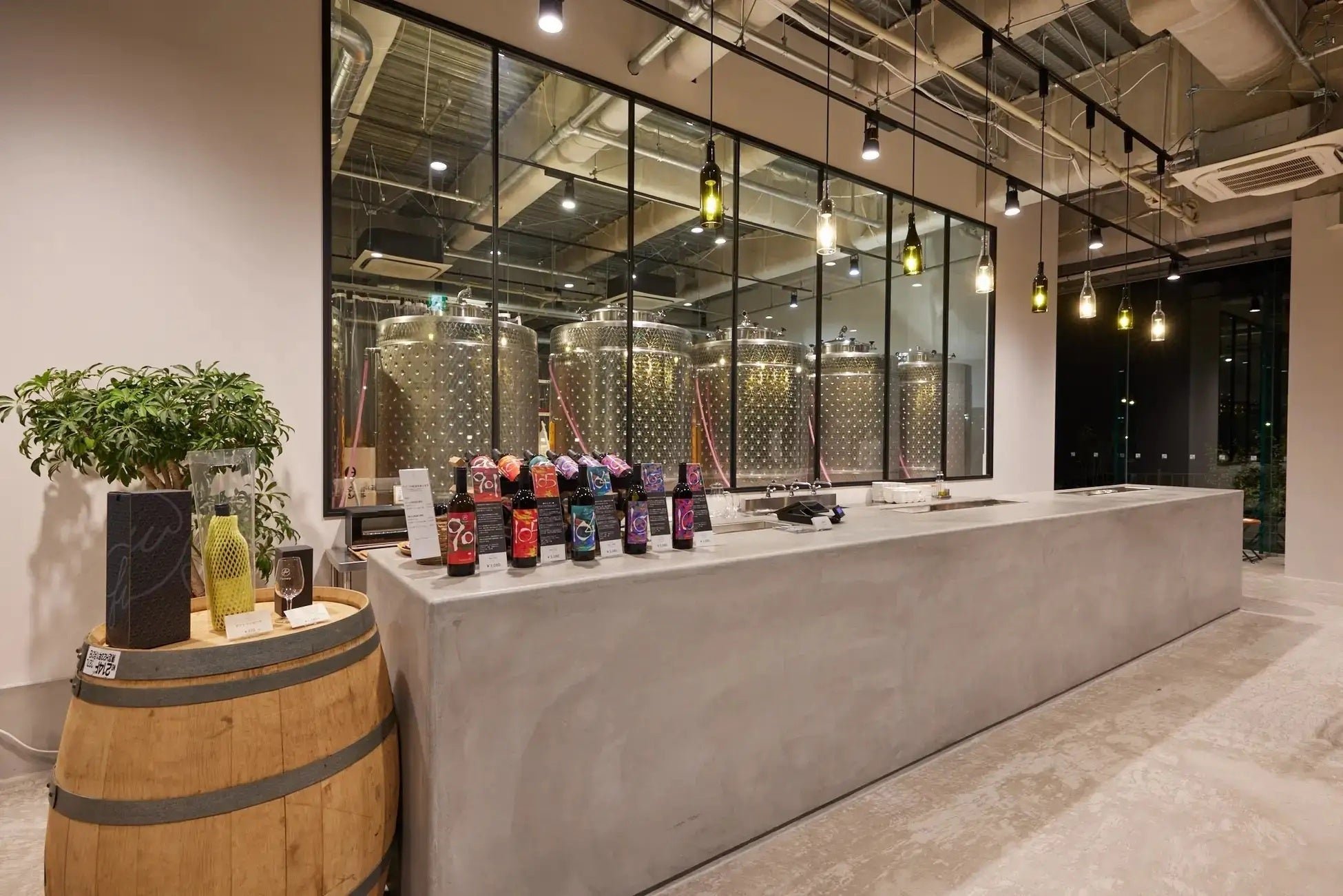 「f winery（エフワイナリー）」の醸造区とワインボトル
