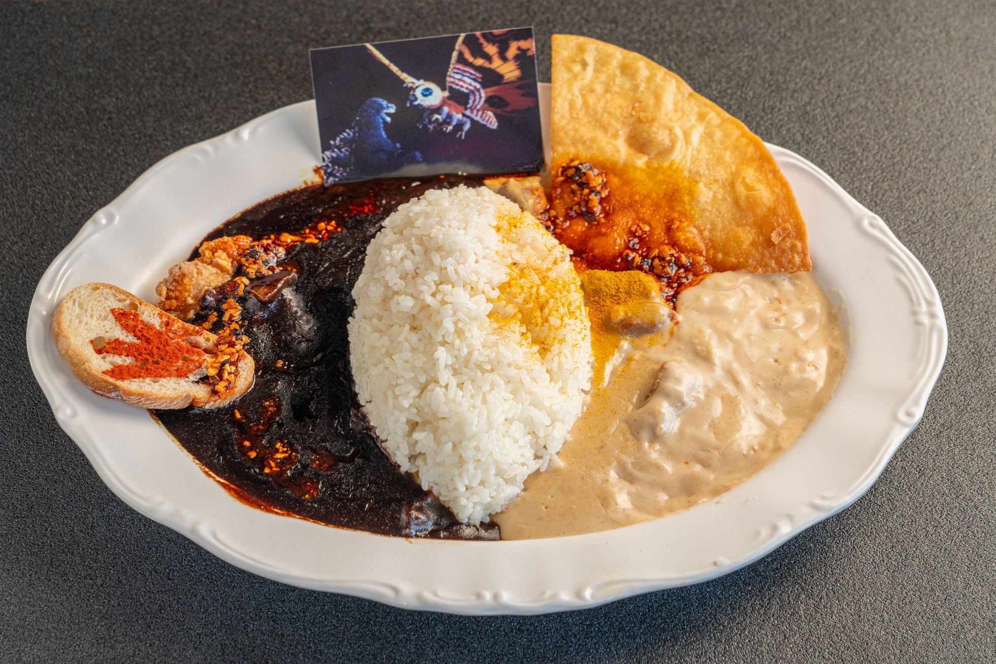 黒と白の2色ルーで盛り付けたゴジラモチーフのカレー