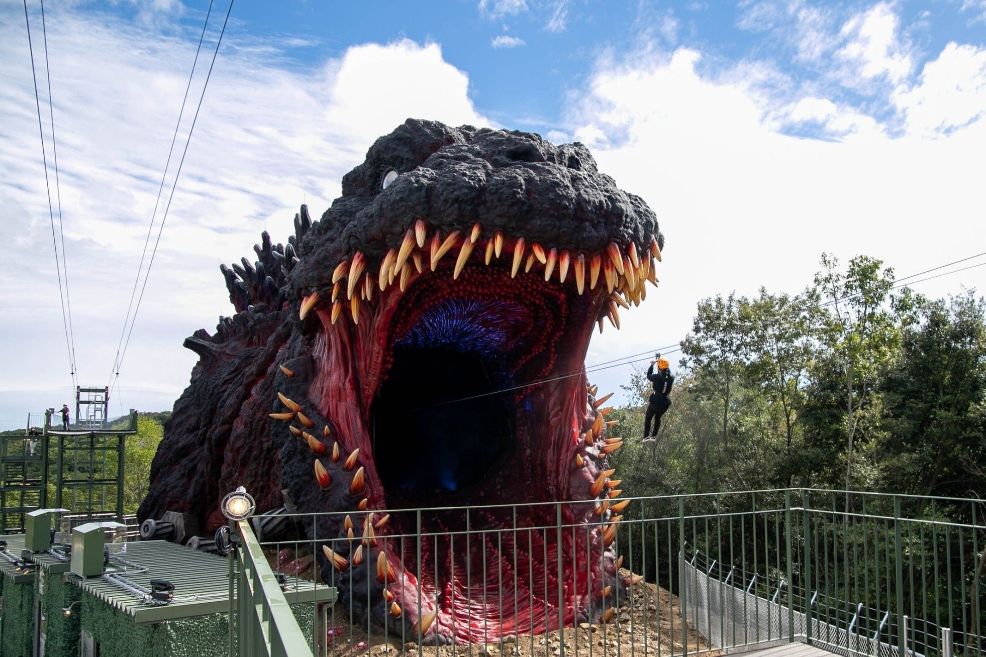 ゴジラの口の中へ突入するジップラインアトラクション