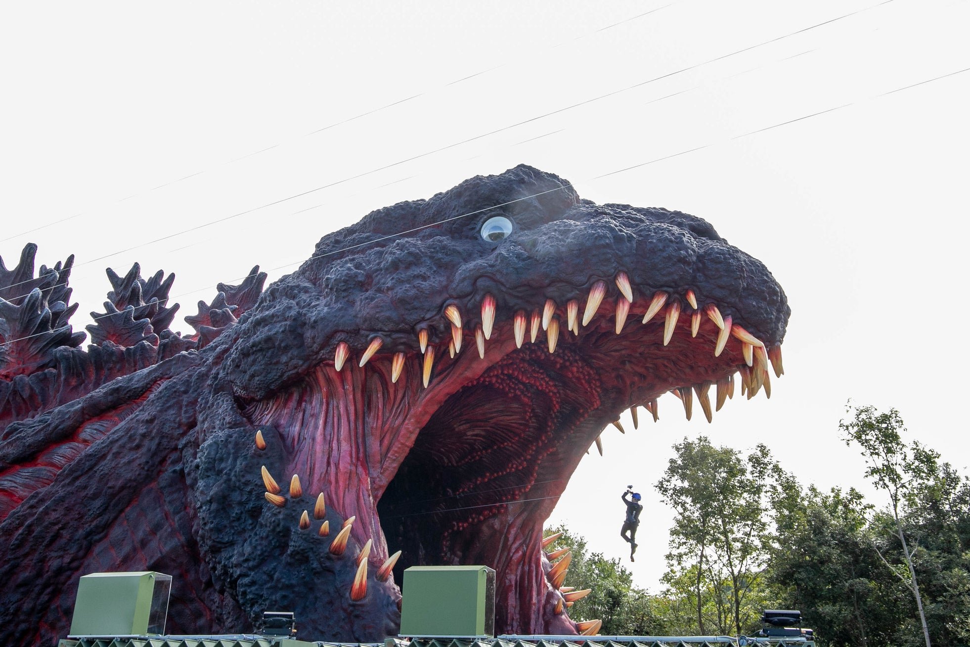 ゴジラ迎撃作戦のゴジラ頭部アトラクション外観