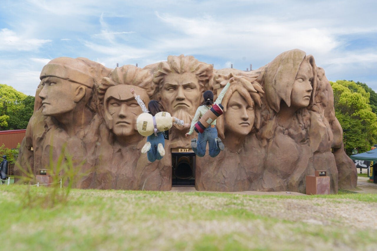 忍里内の岩壁に彫刻された忍者キャラクター