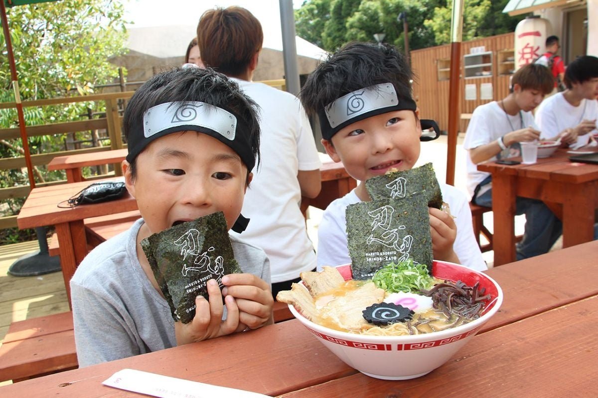 一楽ラーメンを味わう来場者