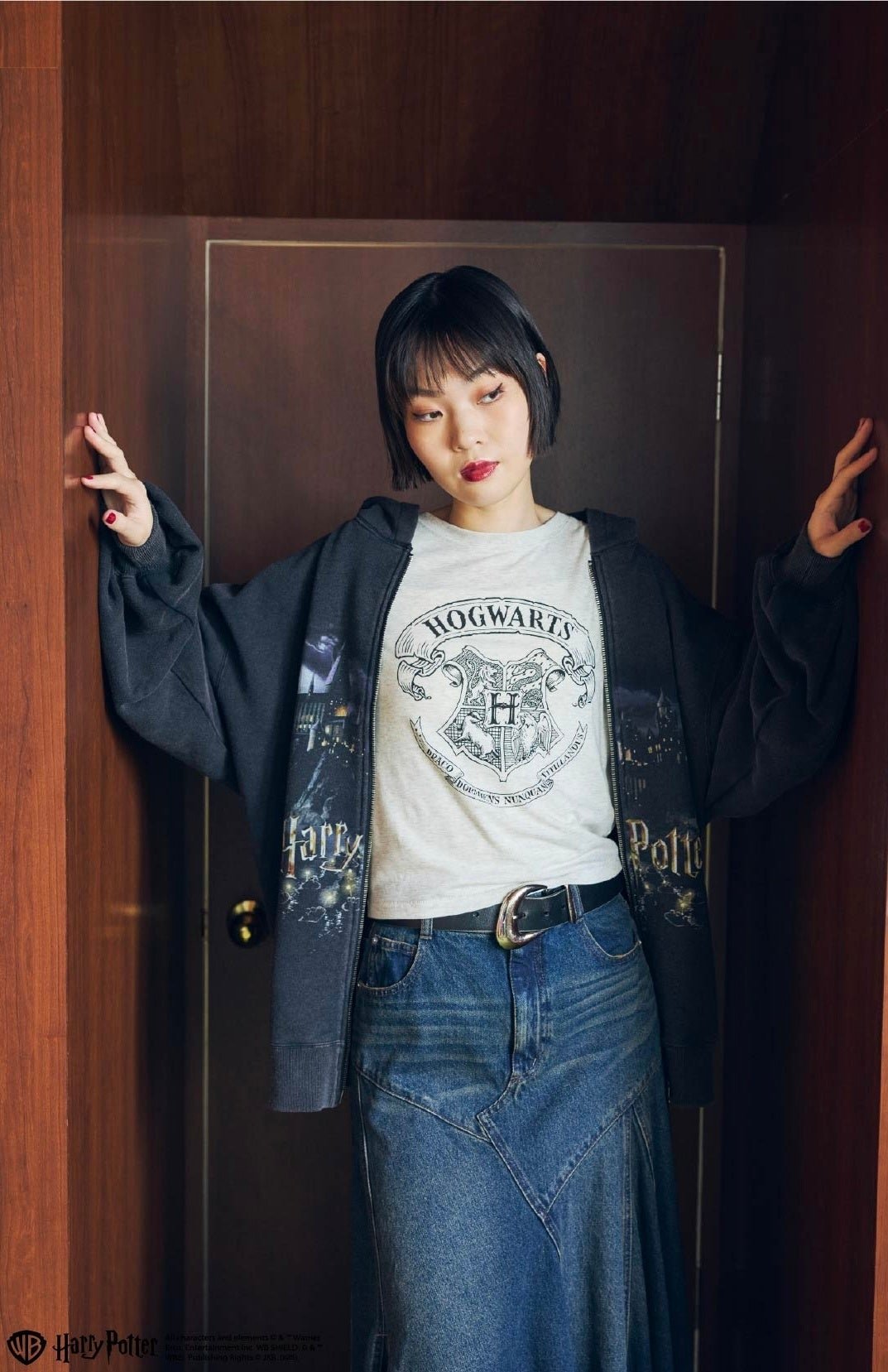 ホグワーツ城グラフィックのジップパーカーとホグワーツ紋章Tシャツ