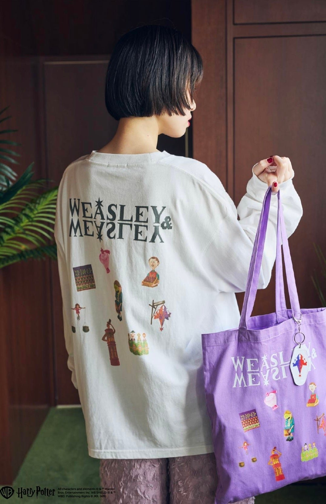 「WEASLEY & WEASLEY」ロゴのロングスリーブトップスとトートバッグ、キーホルダー
