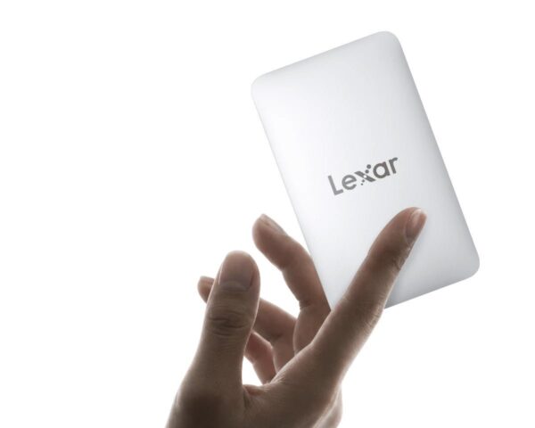 Lexar Museを手に持つ薄型ポータブルSSD