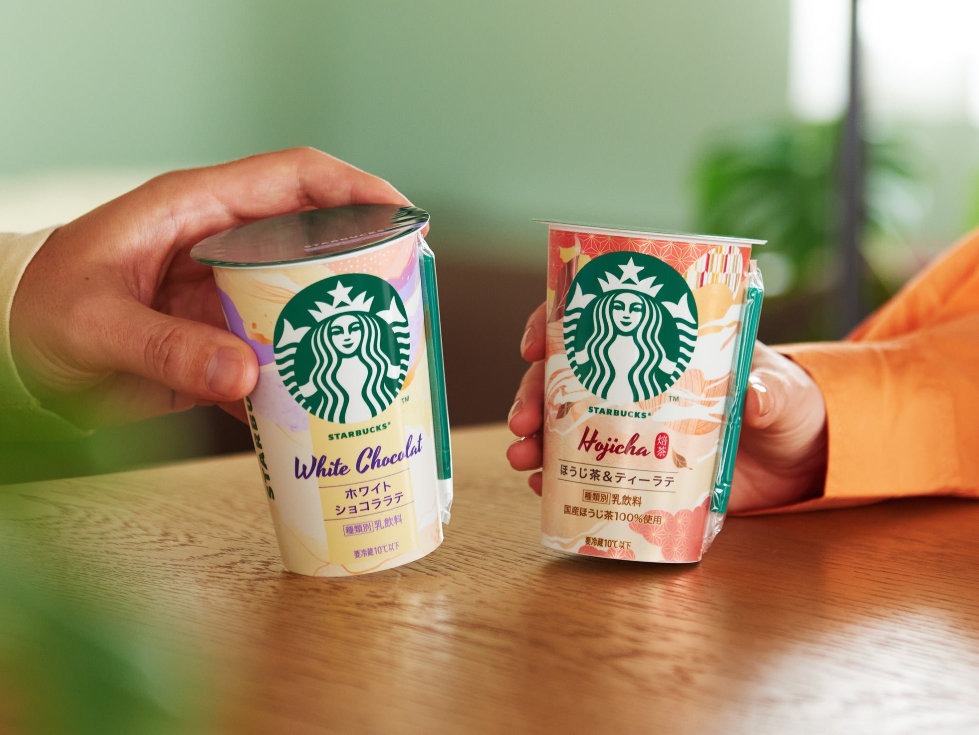 ホワイトショコララテとほうじ茶&ティーラテを手に取るシーン