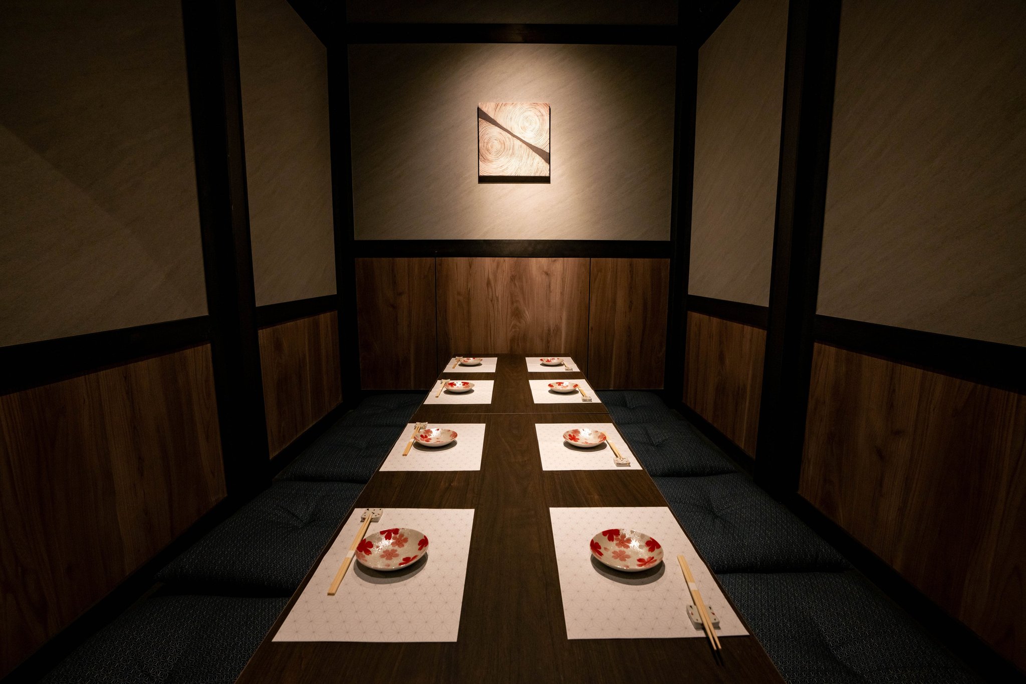 藍色の座布団が並ぶ半個室掘りごたつ席