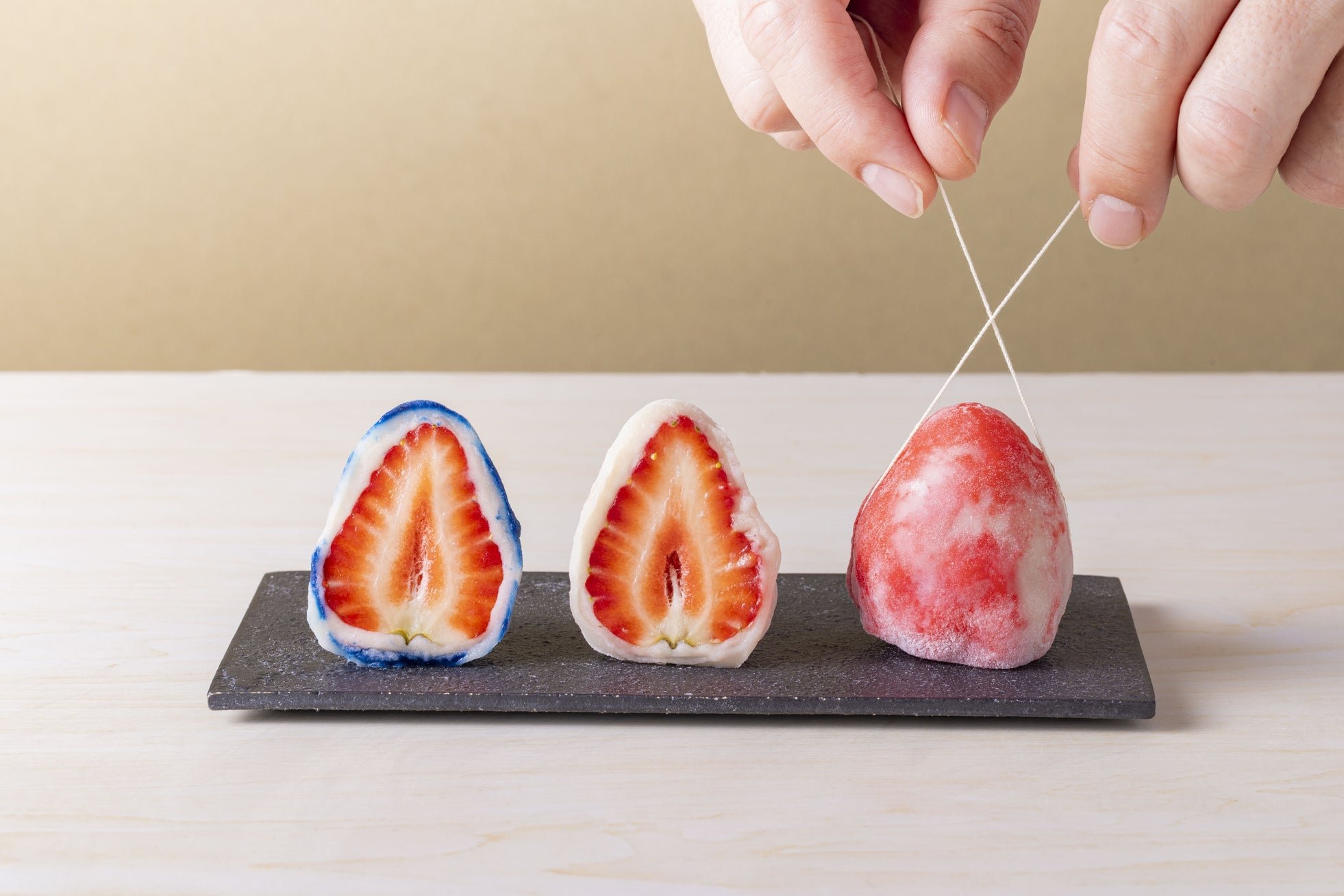 いちご大福の断面と仕上げの様子