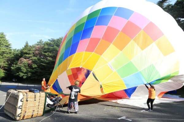 熱気球の膨らませ作業