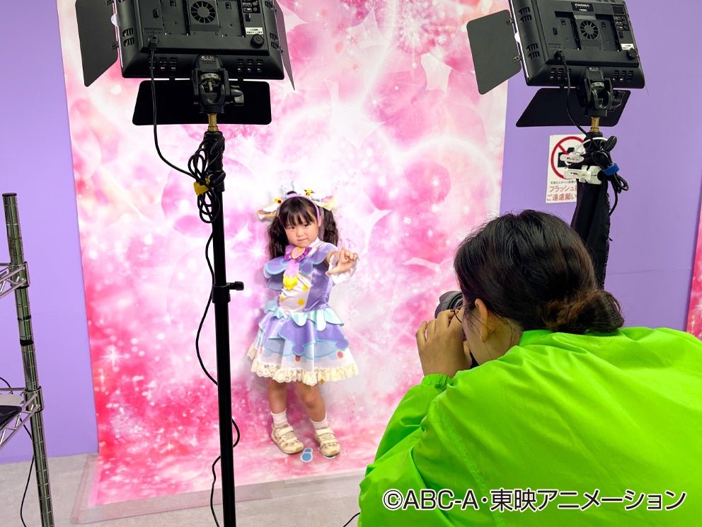 プリキュアの衣装を着て撮影する子ども