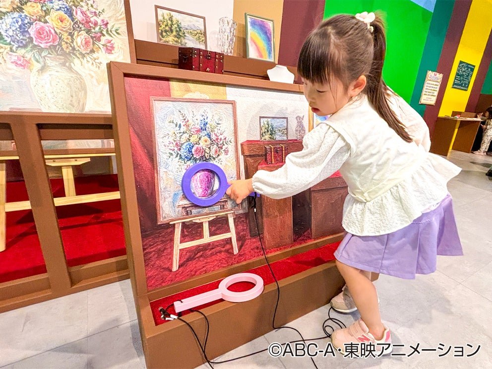 拡大鏡と鍵型ツールで謎を解く展示ボード