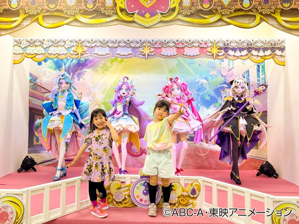 プリキュアのパネルと立像が並ぶフォトスポット