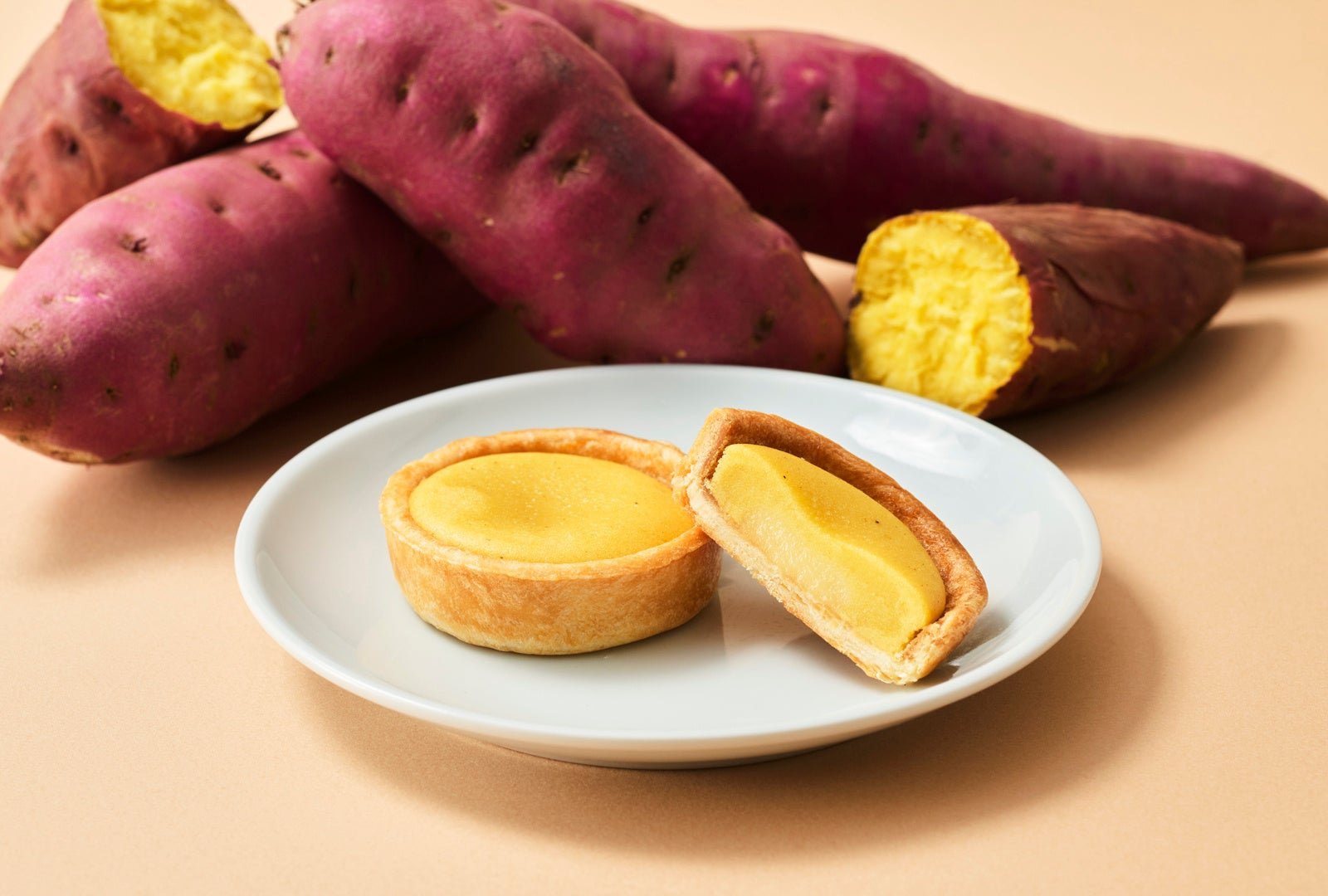 白い皿に盛られたスイートポテトタルト