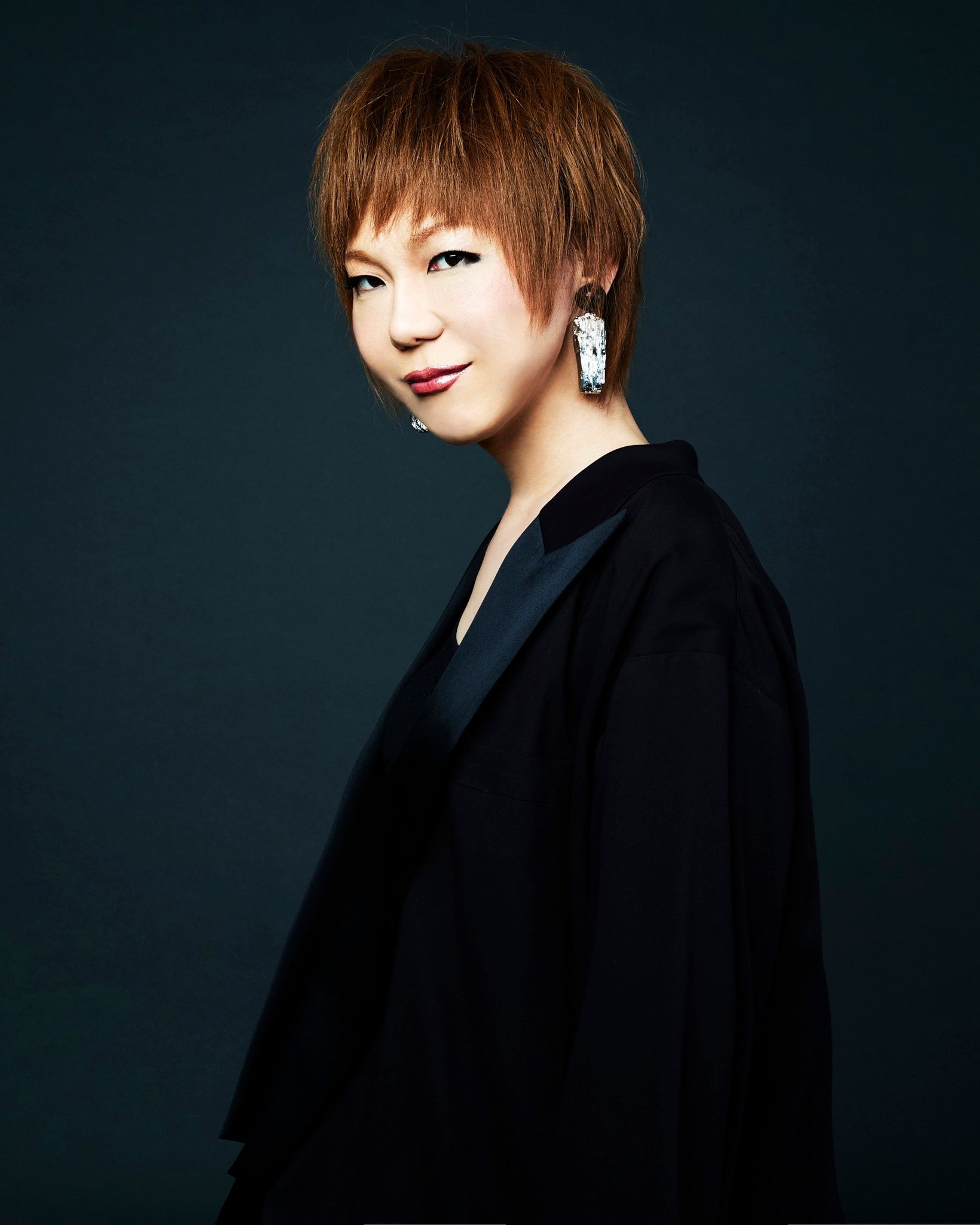 横向きでこちらを見るショートヘアの女性のポートレート