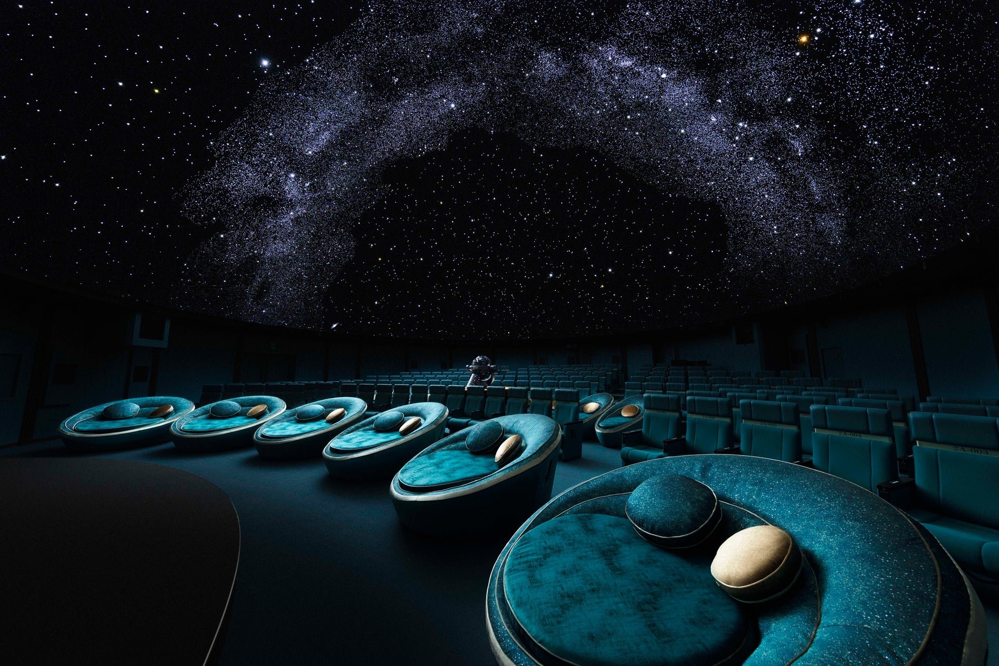 満天の星空ドーム映像が広がるプラネタリウムのドームシアター内観