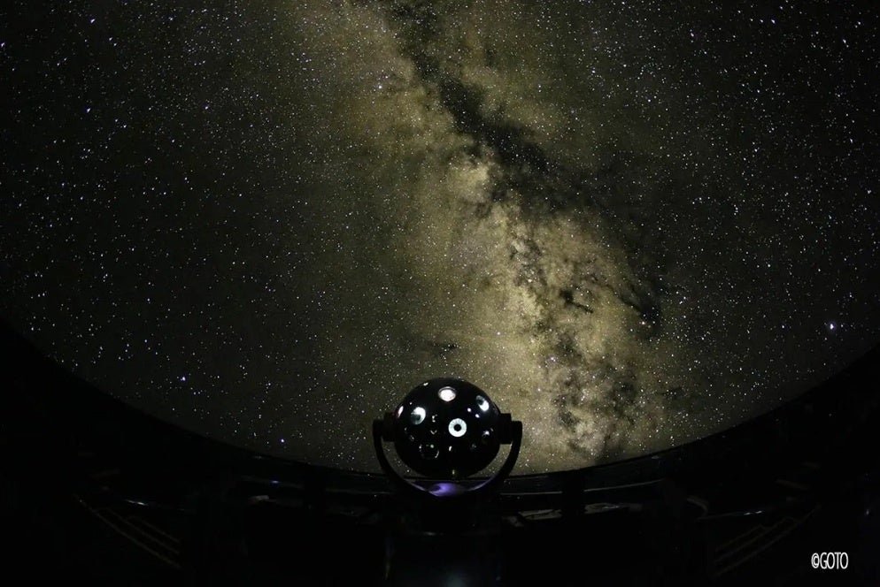 「サイエンスエッグ」に投影された星空（GOTO）