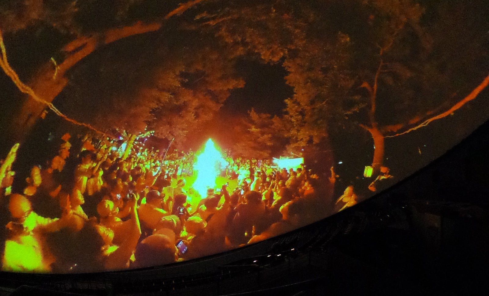 「サイエンスエッグ」に映写した中里の火の花祭（中里の富士塚）のようす
